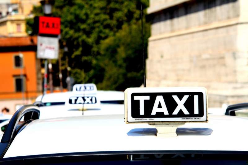 taxis-BERRE LES ALPES-min_taxi_auto_rome_road_white-1051610